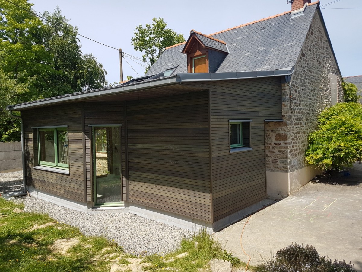 Extension en ossature bois et bardage bois red cedar faux claire voie