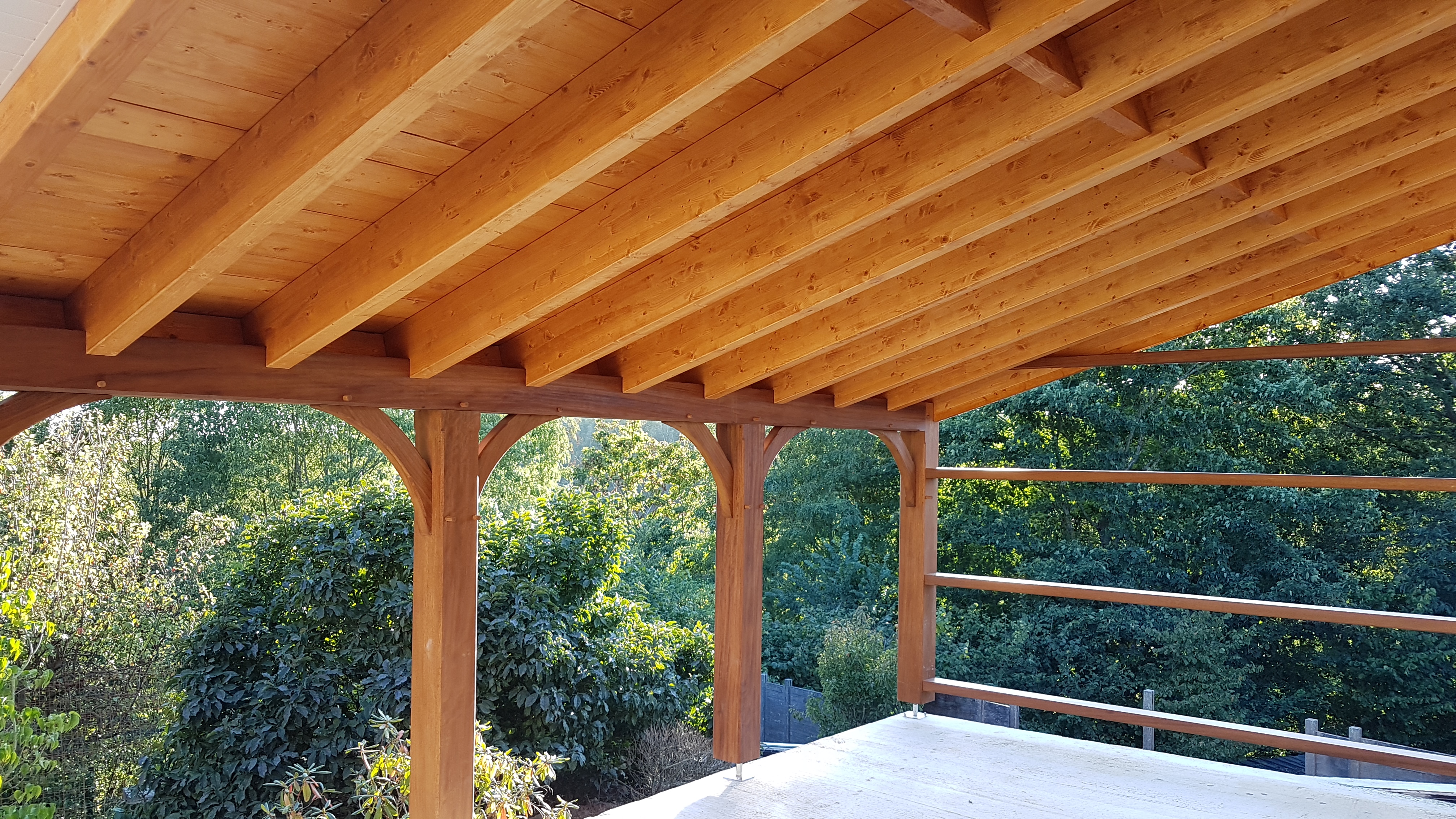 Charpente apparente sur terrasse 