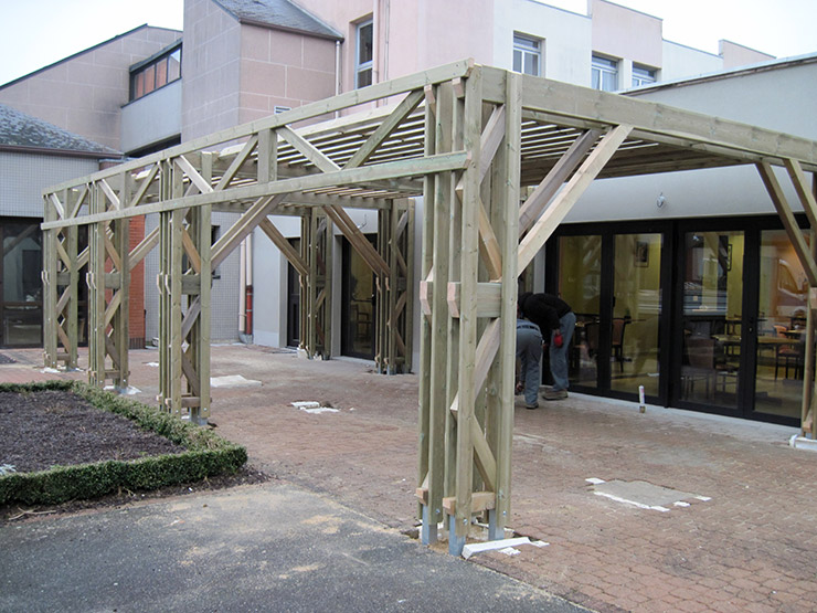 Travaux de charpente pour marchés publics : brise-soleil, pergola, gymnase